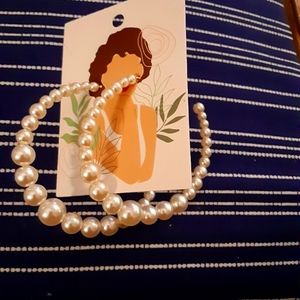 Pierced earrings. Faux Pearls.